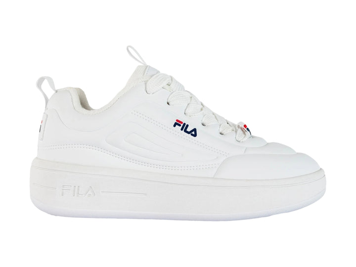 Tenis FILA blancos de plataforma con suela gruesa y cordones blancos.