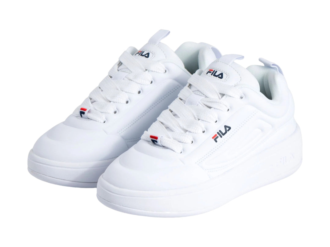 Tenis FILA blancos de plataforma con suela gruesa y cordones blancos.