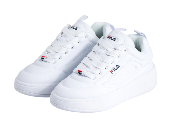 Tenis FILA blancos de plataforma con suela gruesa y cordones blancos.