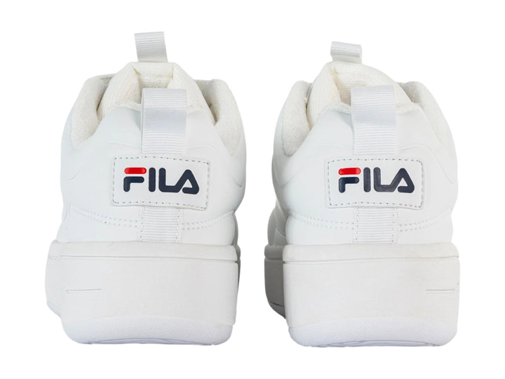 Tenis FILA blancos de plataforma con suela gruesa y cordones blancos.