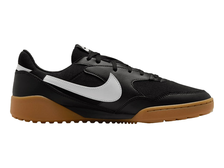 Tenis Nike Terra Manta en color negro con suela marrón y logotipo blanco lateral.