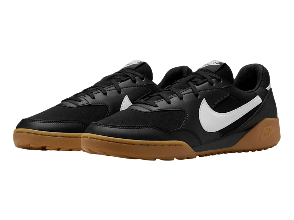 Tenis Nike Terra Manta en color negro con suela marrón y logotipo blanco lateral.
