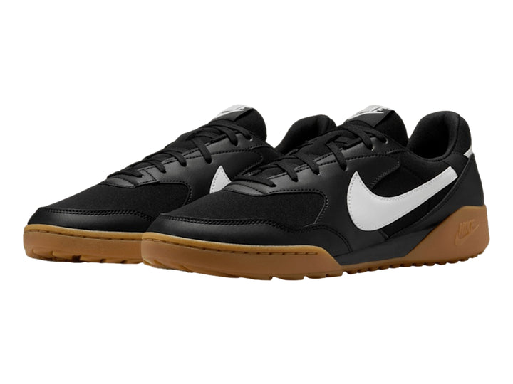 Tenis Nike Terra Manta en color negro con suela marrón y logotipo blanco lateral.