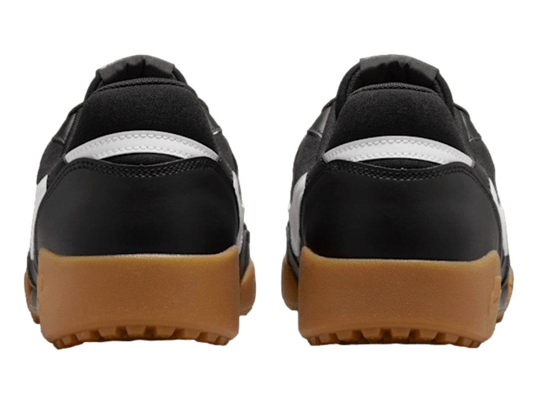 Tenis Nike Terra Manta en color negro con suela marrón y logotipo blanco lateral.