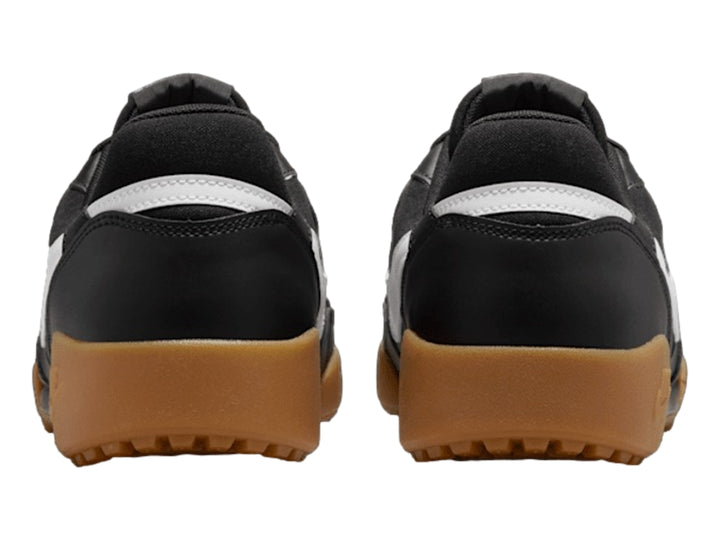 Tenis Nike Terra Manta en color negro con suela marrón y logotipo blanco lateral.