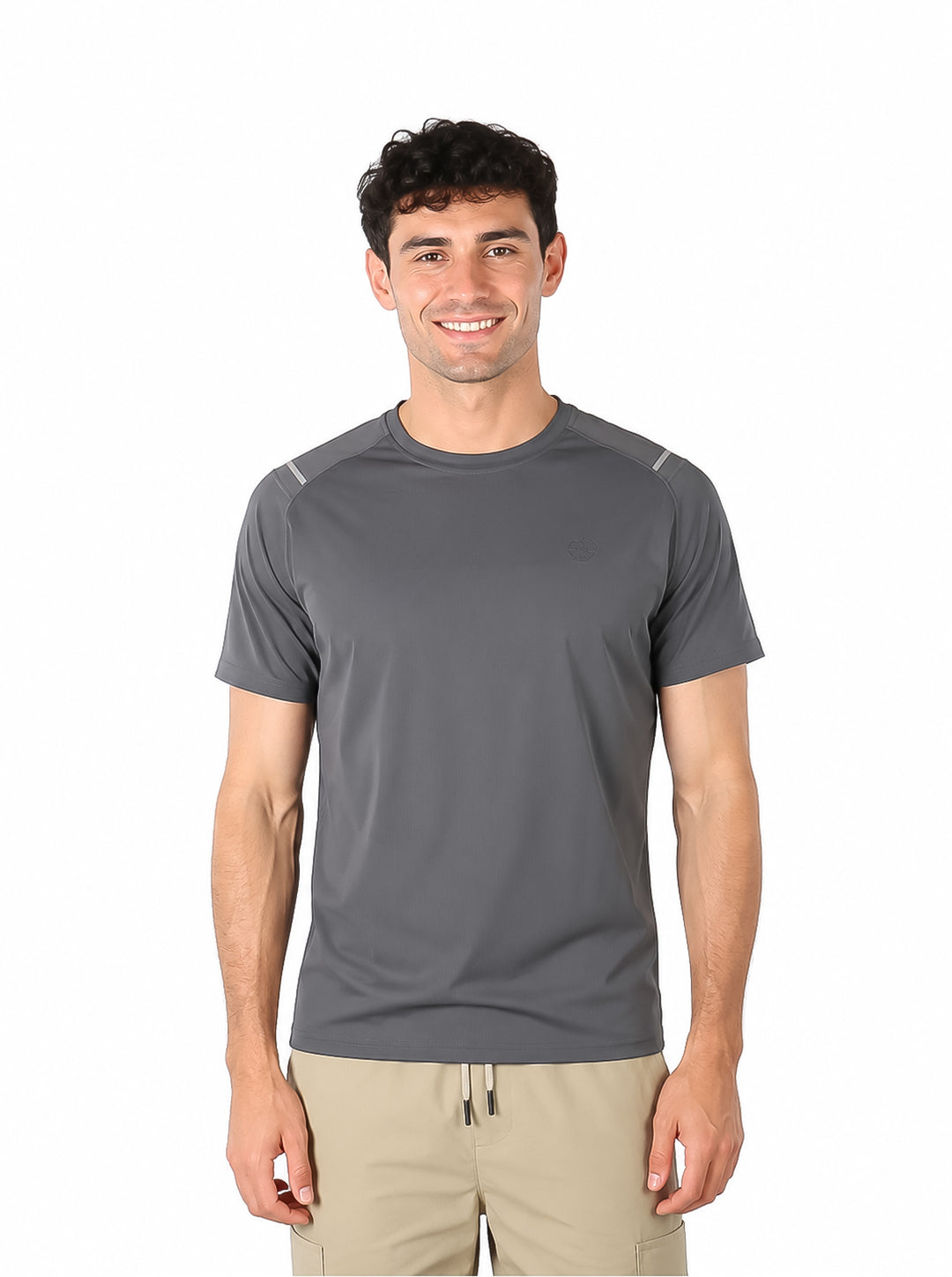 Hombre vistiendo una playera de manga corta color gris oscuro con cuello redondo.