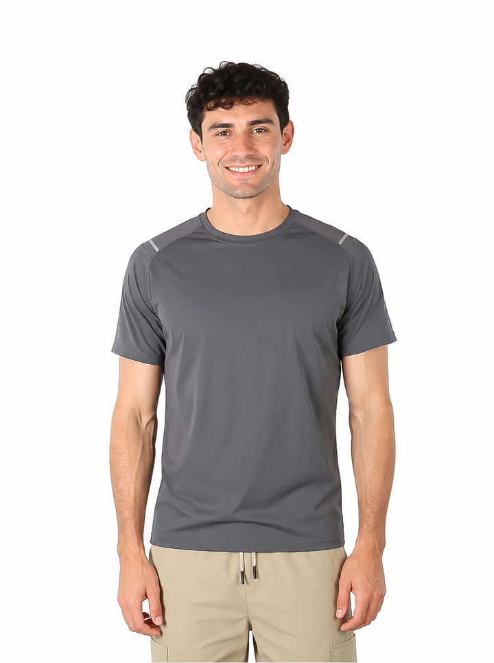 Hombre vistiendo una playera de manga corta color gris oscuro con cuello redondo.