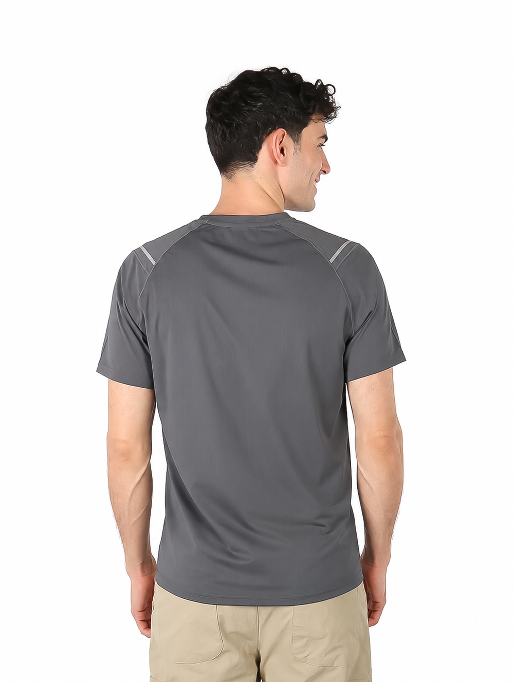 Hombre vistiendo una playera de manga corta color gris oscuro con cuello redondo.