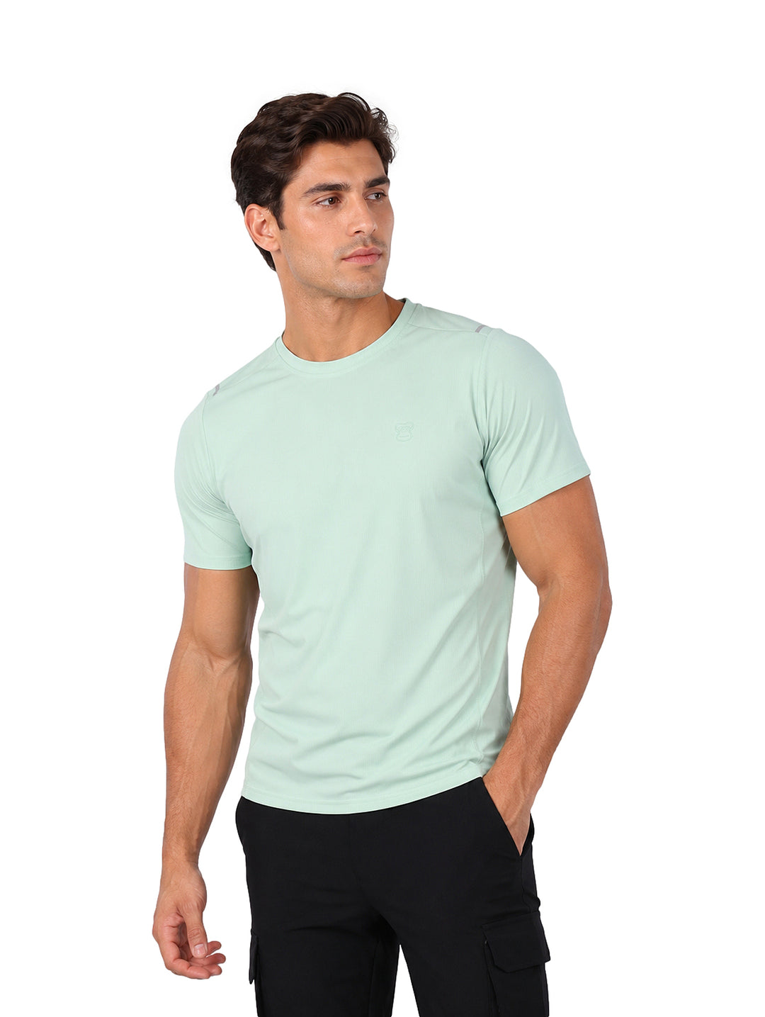 Hombre vistiendo playera de manga corta color verde claro con cuello redondo.
