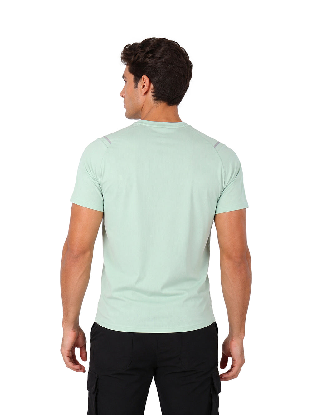 Hombre vistiendo playera de manga corta color verde claro con cuello redondo.