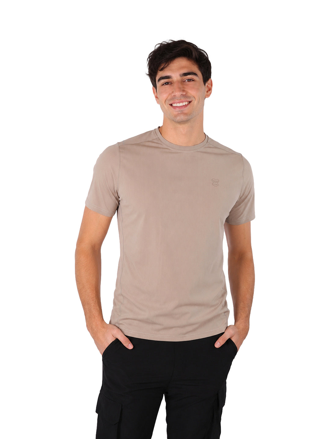 Hombre vistiendo una playera marr�n de manga corta y cuello redondo.