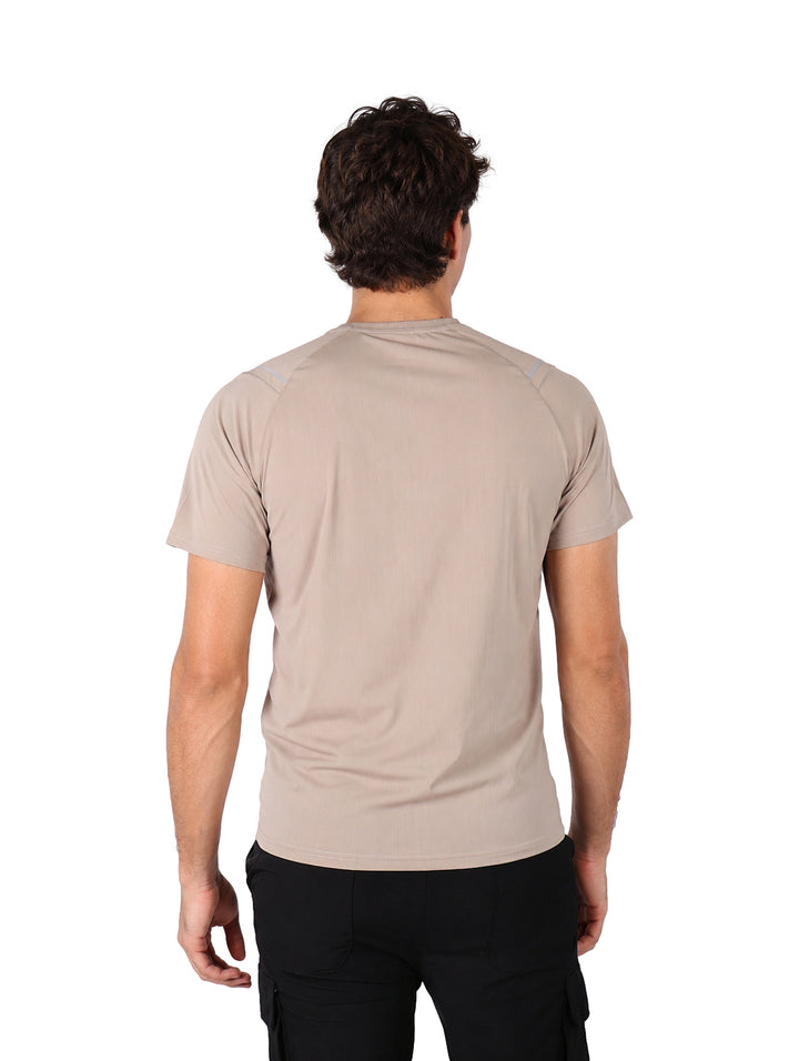 Hombre vistiendo una playera marr�n de manga corta y cuello redondo.