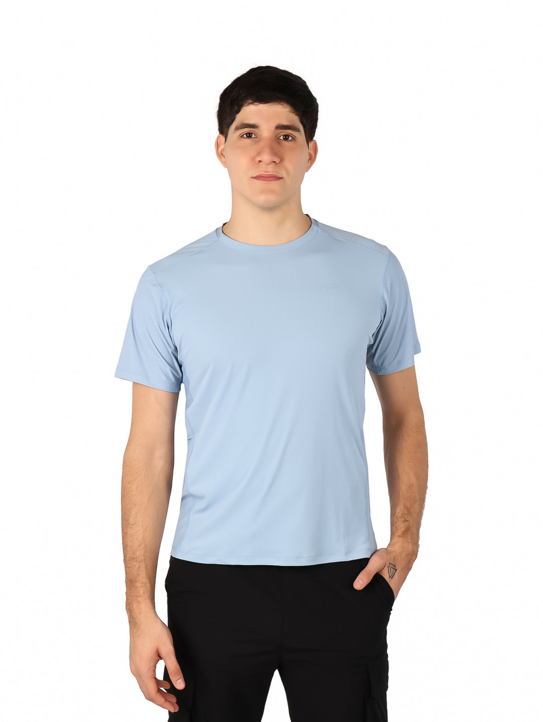 Hombre vistiendo una playera de manga corta color azul claro con cuello redondo.