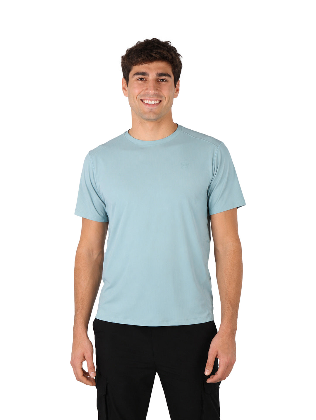 Hombre vistiendo una playera deportiva de manga corta y cuello redondo en color azul claro.