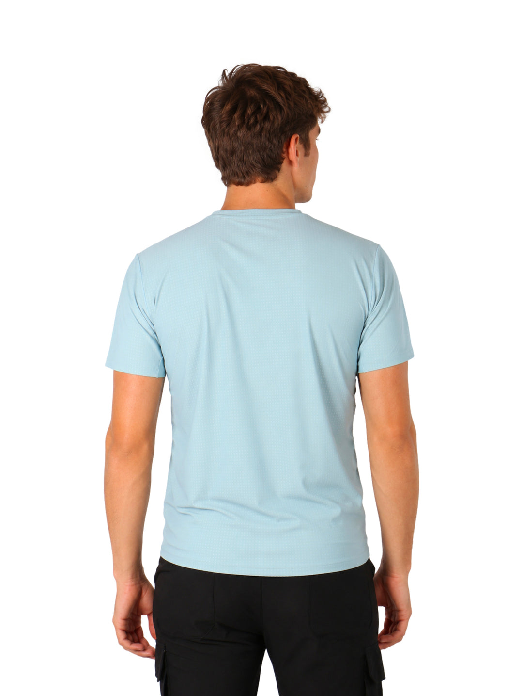 Hombre vistiendo una playera deportiva de manga corta y cuello redondo en color azul claro.