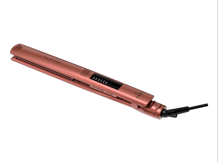 Plancha para el cabello GAMA ITALY en color rosa metálico con pantalla digital y cable negro.