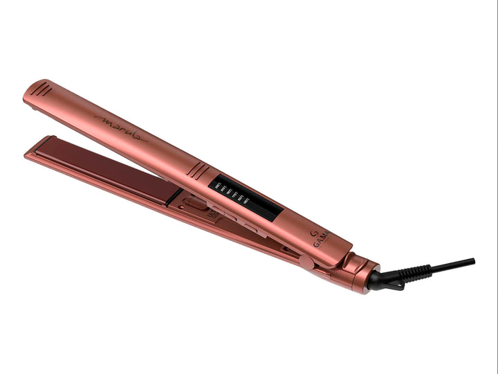 Plancha para el cabello GAMA ITALY en color rosa metálico con pantalla digital y cable negro.