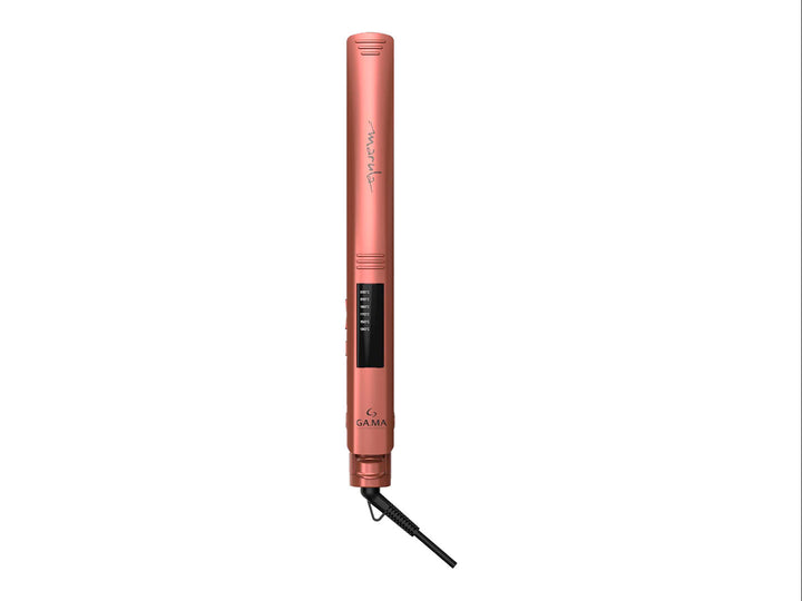 Plancha para el cabello GAMA ITALY en color rosa metálico con pantalla digital y cable negro.