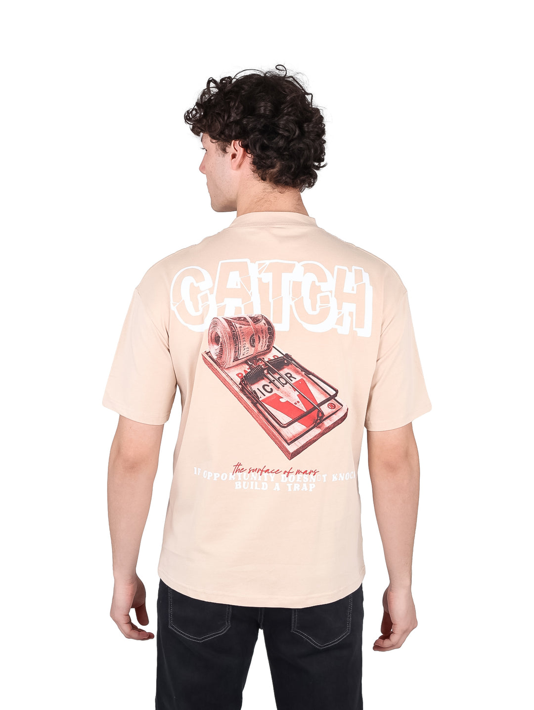 Hombre vistiendo playera oversize color beige con estampado frontal &