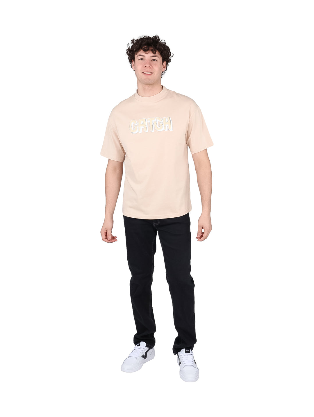 Hombre vistiendo playera oversize color beige con estampado frontal &