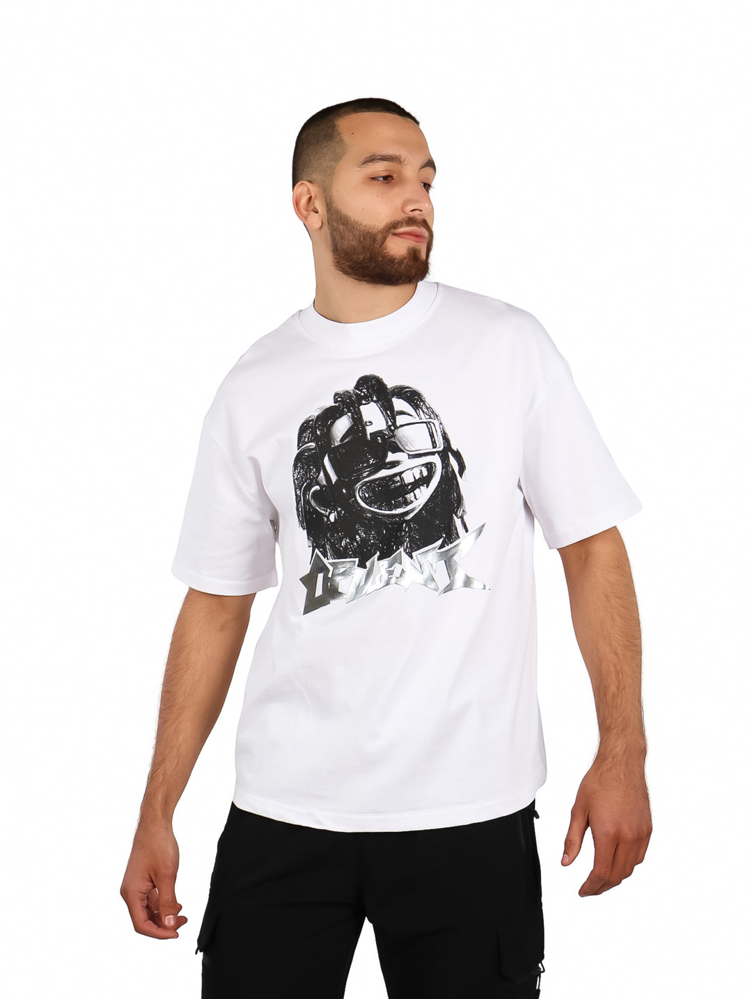 Playera blanca oversize con estampado gráfico frontal en color negro y plata.