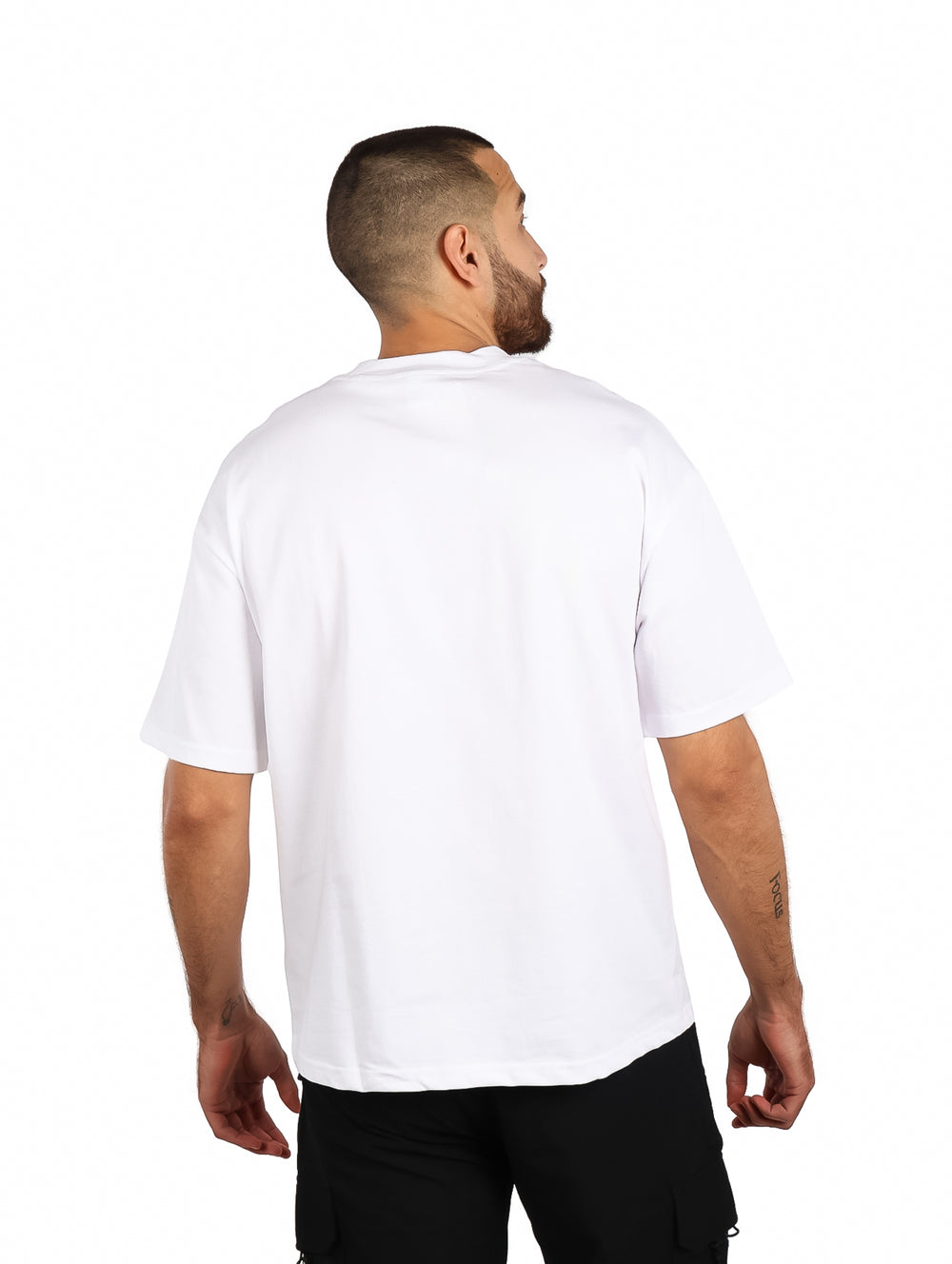 Playera blanca oversize con estampado gráfico frontal en color negro y plata.