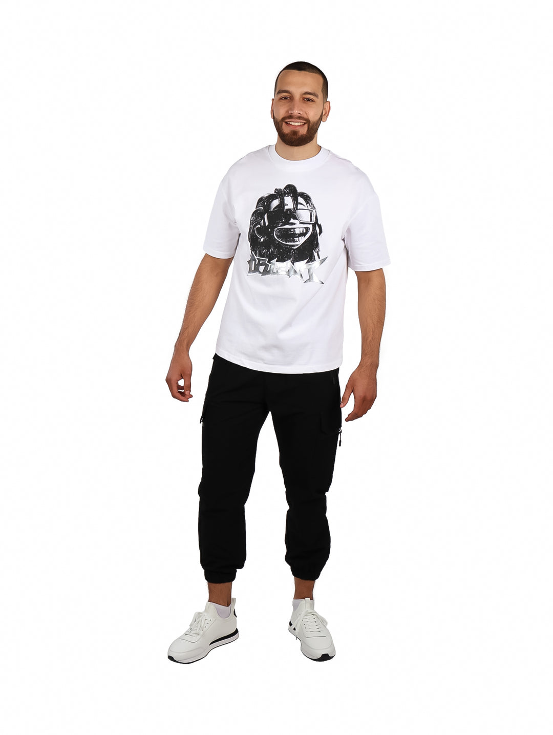 Playera blanca oversize con estampado gráfico frontal en color negro y plata.