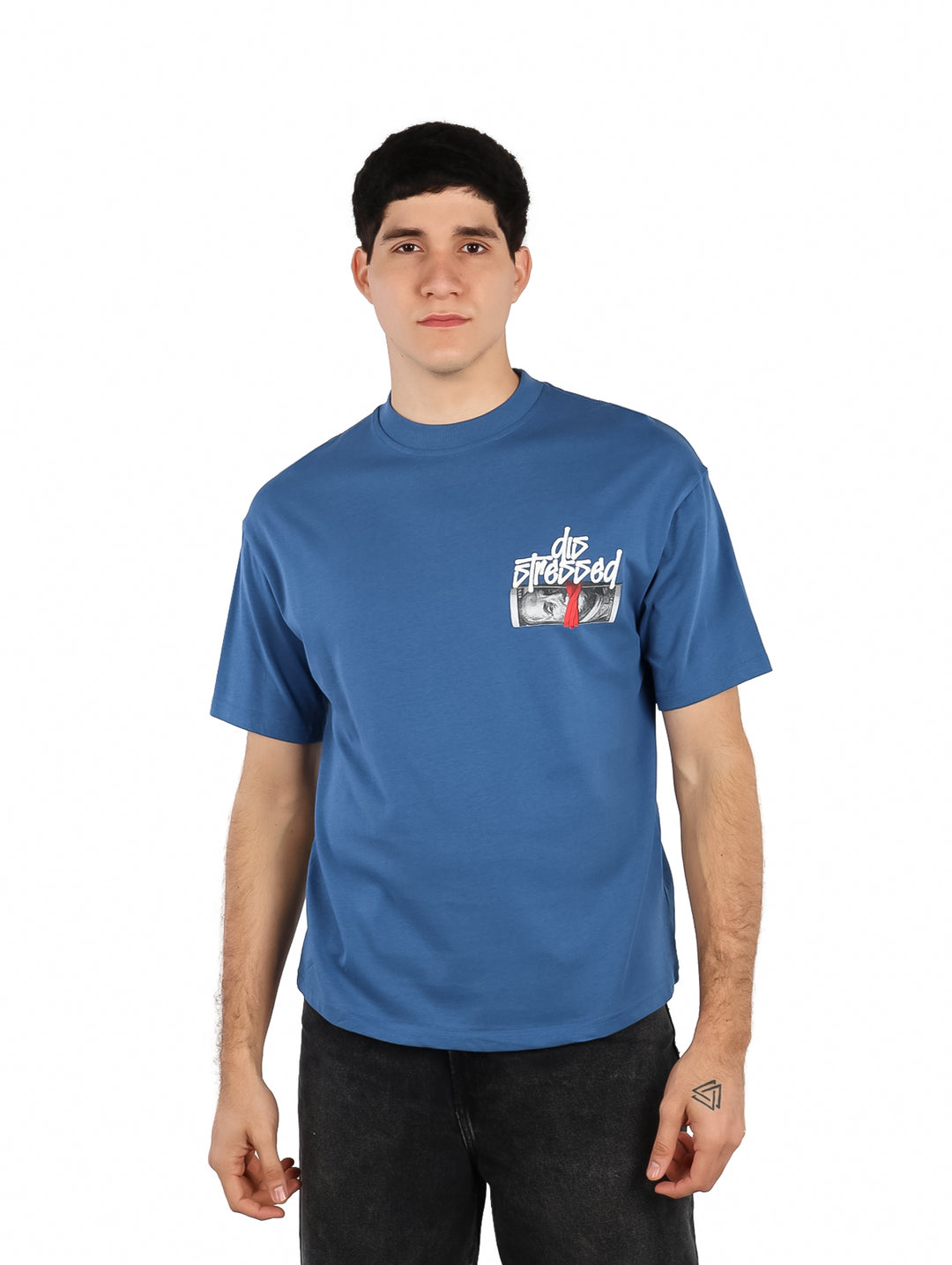 Hombre vistiendo playera azul oversize de manga corta con estampado gráfico en el pecho.