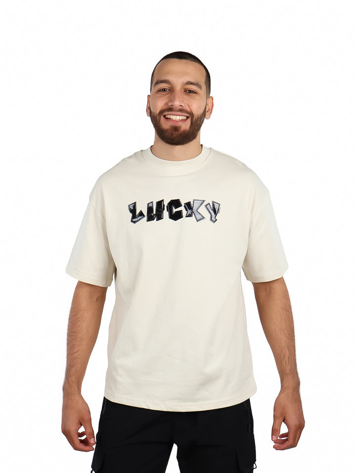 Hombre vistiendo playera oversize color beige con estampado &