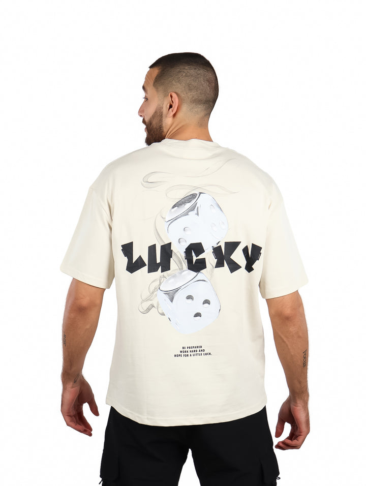 Hombre vistiendo playera oversize color beige con estampado &