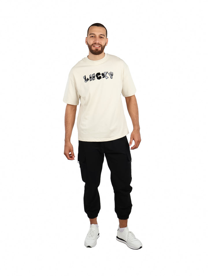 Hombre vistiendo playera oversize color beige con estampado &