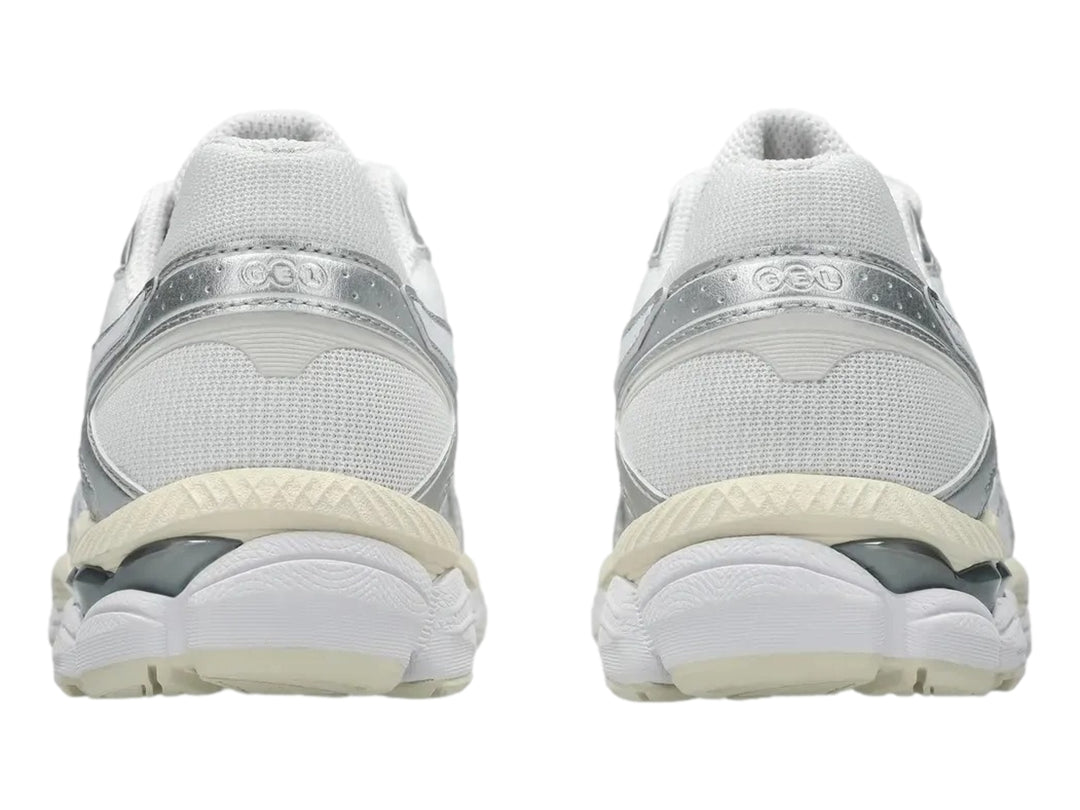 Tenis deportivos ASICS Gel-Cumulus 16 en color blanco con detalles plateados y suela blanca.