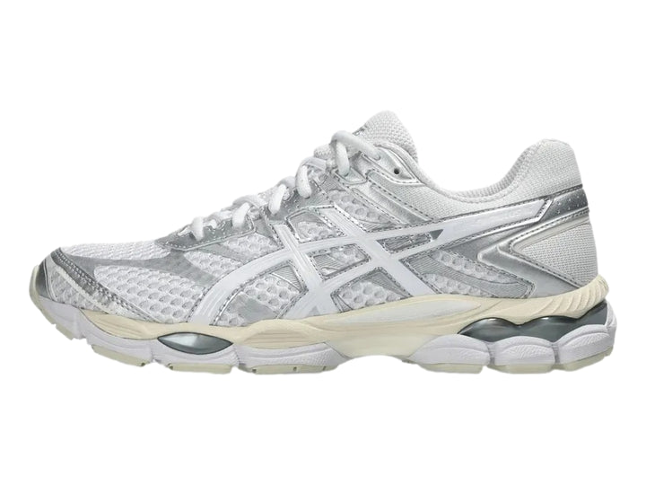 Tenis deportivos ASICS Gel-Cumulus 16 en color blanco con detalles plateados y suela blanca.