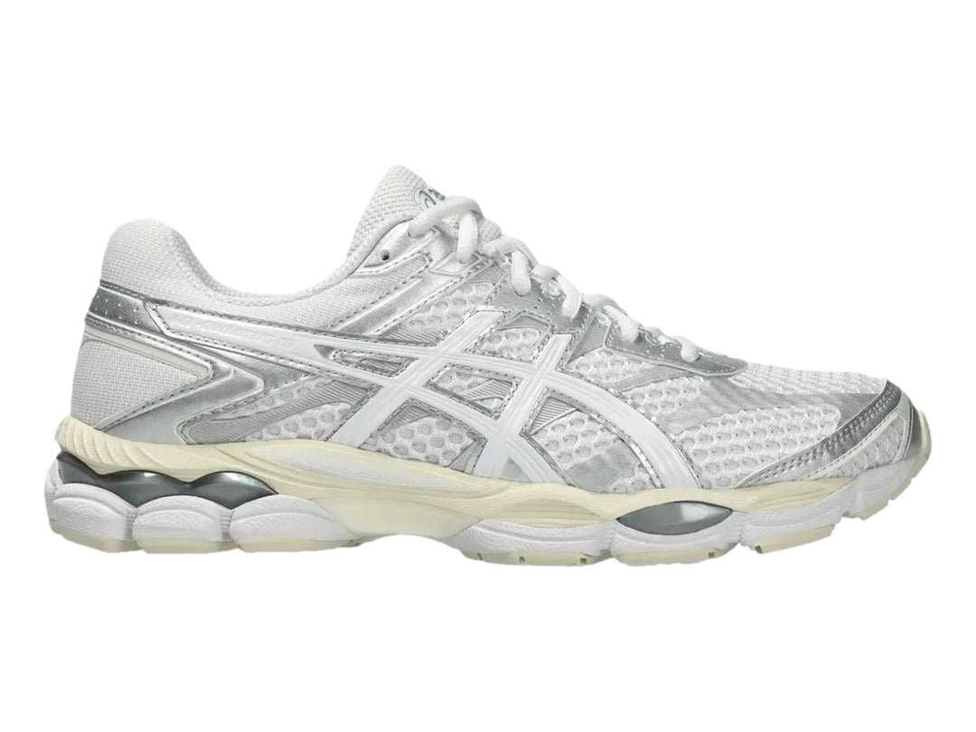 Tenis deportivos ASICS Gel-Cumulus 16 en color blanco con detalles plateados y suela blanca.