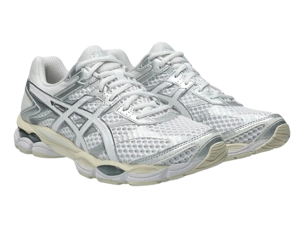 Tenis deportivos ASICS Gel-Cumulus 16 en color blanco con detalles plateados y suela blanca.