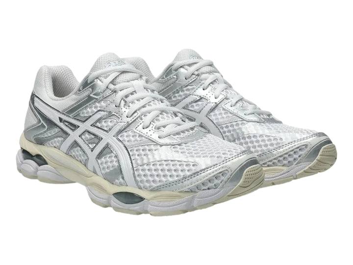 Tenis deportivos ASICS Gel-Cumulus 16 en color blanco con detalles plateados y suela blanca.