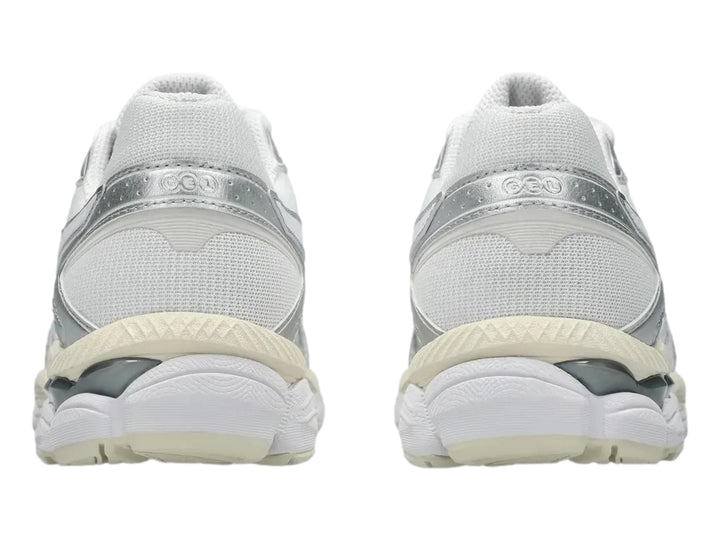 Tenis deportivos ASICS Gel-Cumulus 16 en color blanco con detalles plateados y suela blanca.