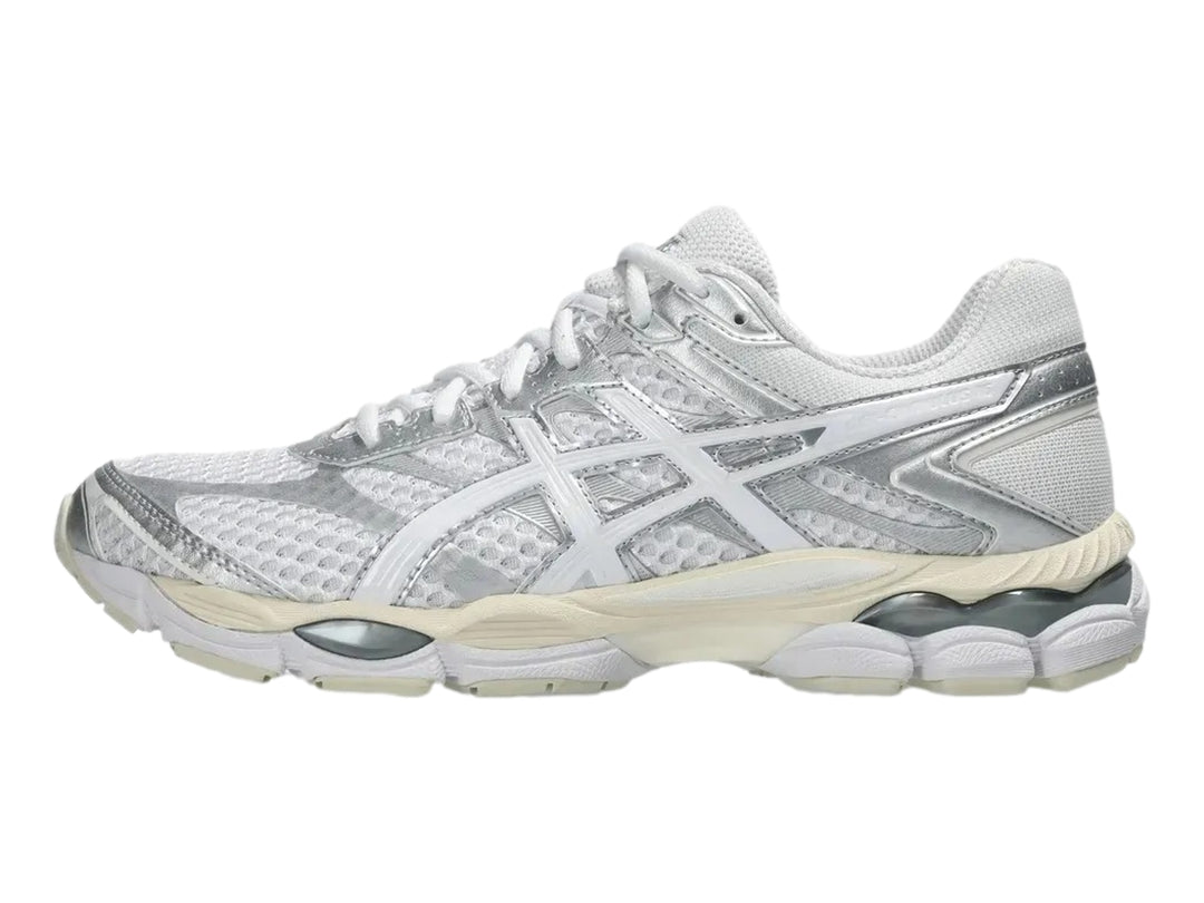 Tenis deportivos ASICS Gel-Cumulus 16 en color blanco con detalles plateados y suela blanca.
