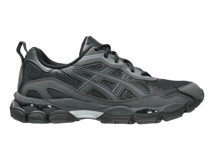 Tenis ASICS GEL-NYC en colores negro y gris grafito con diseño deportivo y suela robusta.