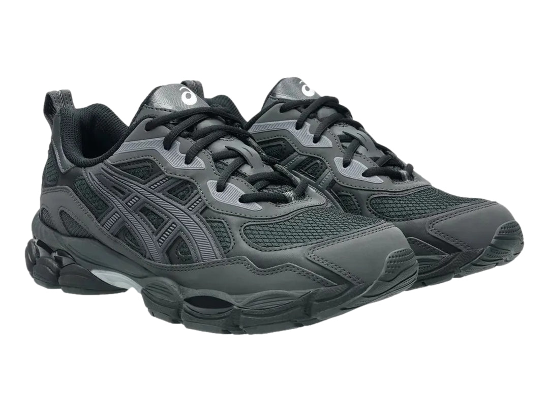 Tenis ASICS GEL-NYC en colores negro y gris grafito con diseño deportivo y suela robusta.