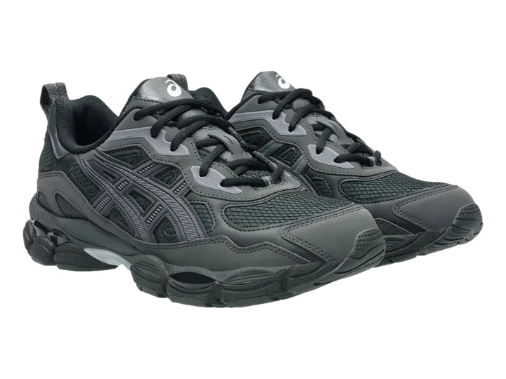 Tenis ASICS GEL-NYC en colores negro y gris grafito con diseño deportivo y suela robusta.