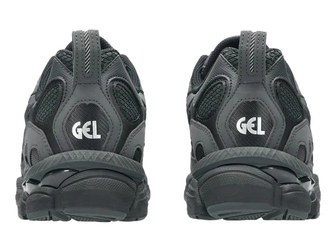 Tenis ASICS GEL-NYC en colores negro y gris grafito con diseño deportivo y suela robusta.