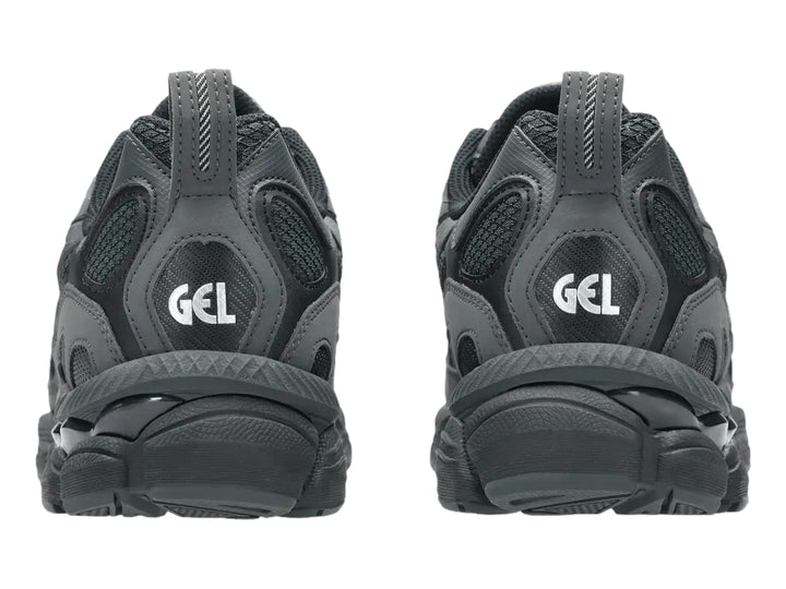 Tenis ASICS GEL-NYC en colores negro y gris grafito con diseño deportivo y suela robusta.