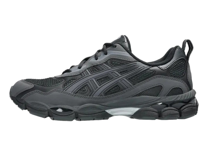 Tenis ASICS GEL-NYC en colores negro y gris grafito con diseño deportivo y suela robusta.