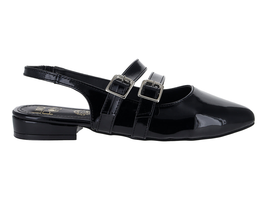 Zapato plano de charol negro con dos correas y hebillas plateadas.