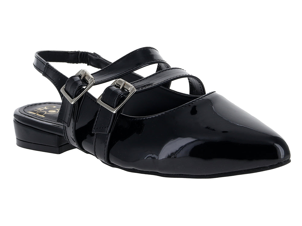 Zapato plano de charol negro con dos correas y hebillas plateadas.