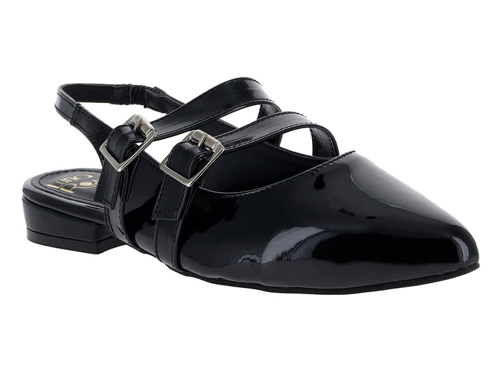 Zapato plano de charol negro con dos correas y hebillas plateadas.