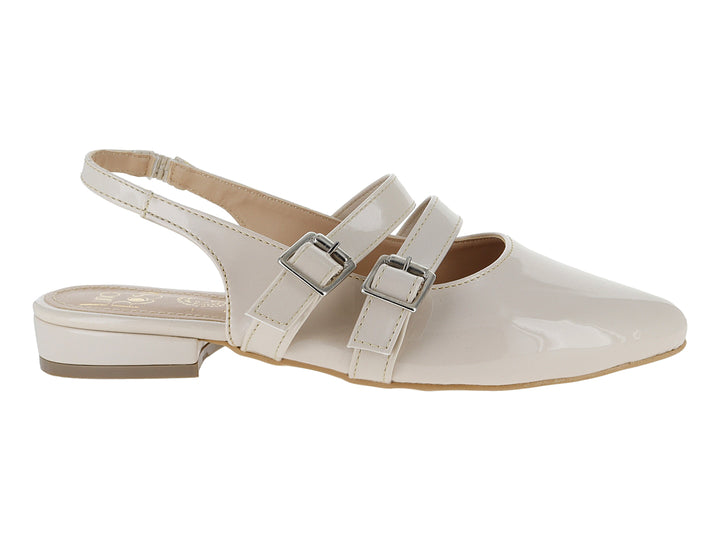 Zapato plano color beige de charol brillante con dos hebillas y correa trasera.