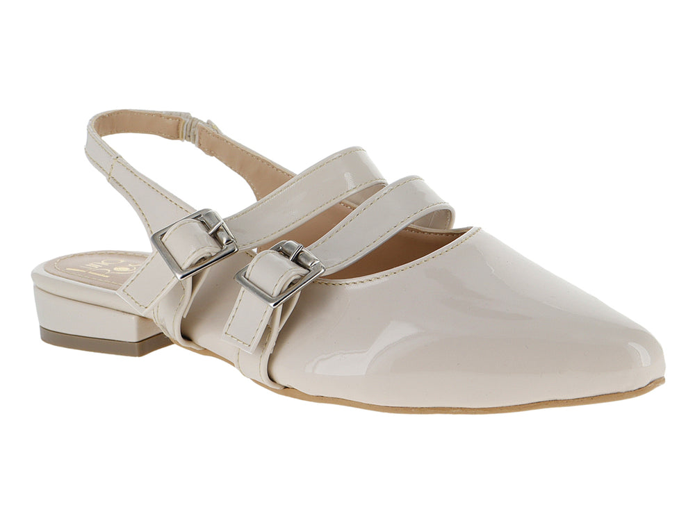 Zapato plano color beige de charol brillante con dos hebillas y correa trasera.
