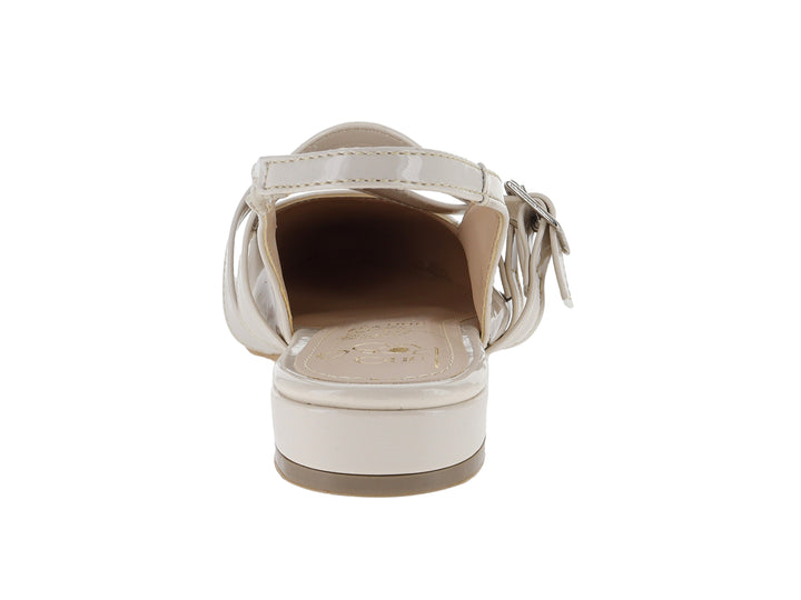 Zapato plano color beige de charol brillante con dos hebillas y correa trasera.